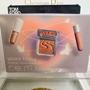 r.e.m. beauty Yours Truly Highlighter Set - Peach
